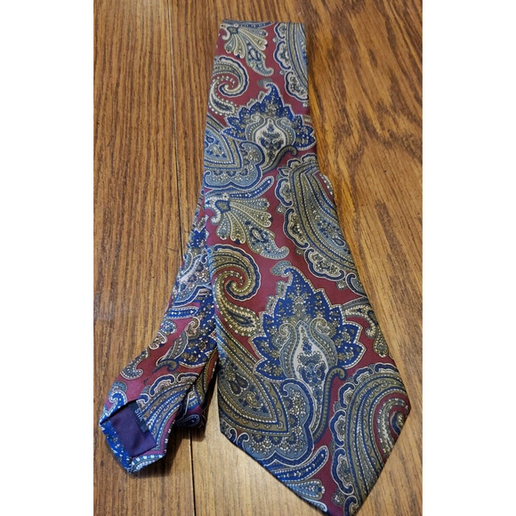 Trophy Club Mens Neck Tie Classic Red Paisley 100% Silk Made In USA - Picture 5 of 7